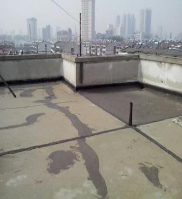 启东漏水维修 楼顶漏水是什么原因，楼顶漏水维修方法是什么?